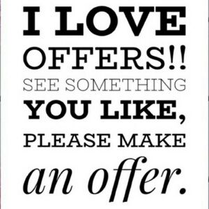 Hi Poshers! DOES IT CATCH YOUR EYE? Don’t be afraid to make an offer!